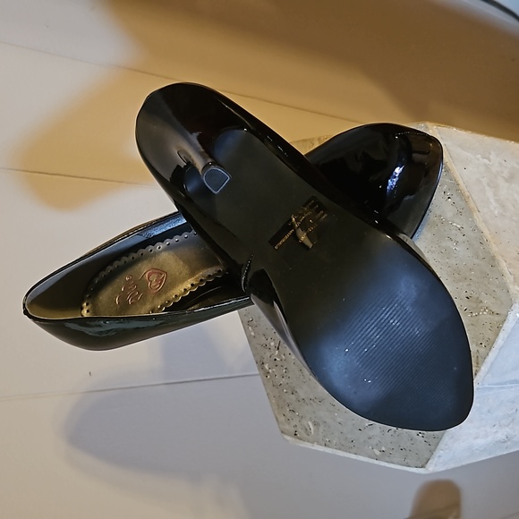 Women's black patent leather, size 9W heels - Picture 5 of 7